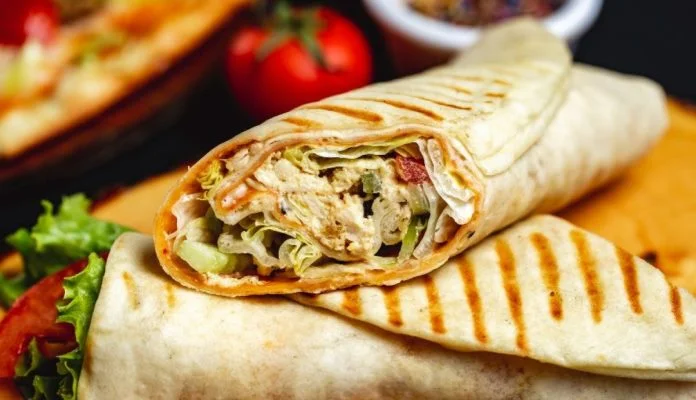 Mladić iz Hrvatske kažnjen jer je djevojku pogodio tortiljom u glavu