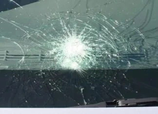 Nepoznata osoba kamenom razbila vjetrobransko staklo na parkiranom automobilu u centru Zenice Vjetrobransko Staklo