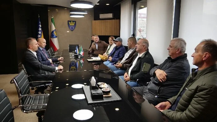 Premijer Pivić i ministar Čajić razgovarali s predstavnicima Udruženja poljoprivrednika o planovima poticaja u 2025. godini