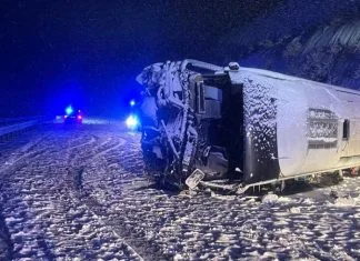 Autobus koji je prevozio učenike u Crnoj Gori sletio sa puta i prevrnuo se na krov Autobus Snijeg Saobraćajna Nesreća