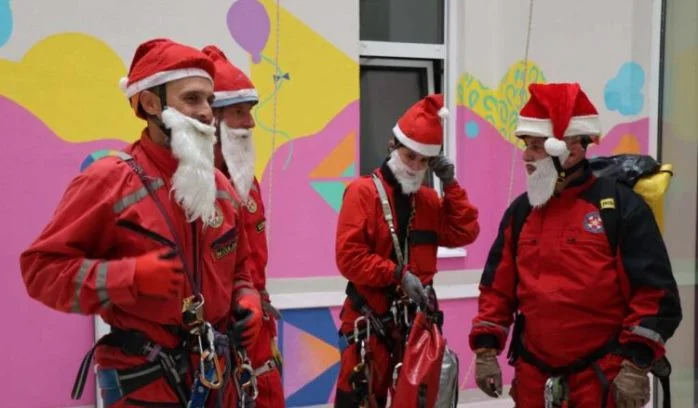 Djeda Mrazovi se spustili niz zgradu mostarske Pedijatrije i darovali djecu