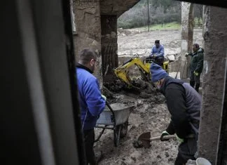 Imami u akciji čišćenja pomoćnih objekata džamije u Donjoj Jablanici Imami U Akciji čišćenja Džamije U Jablanici