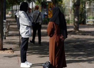 Muslimanka u Francuskoj privedena u policiju, jer se odbila rukovati s policajcem Muslimanke, Francuska