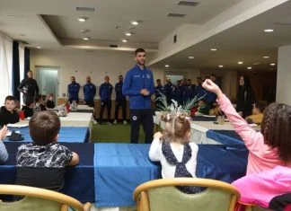 Učenici OŠ “Mak Dizdar” iz Zenice posjetili futsal reprezentativce BiH (FOTO) Učenici OŠ Mak Dizdar Iz Zenice Posjetili Futsal Reprezentativce BiH