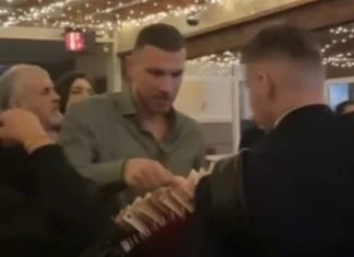 Džeko zakitio harmonikaša, pogodila ga poznata narodna pjesma (VIDEO) Edin Džeko