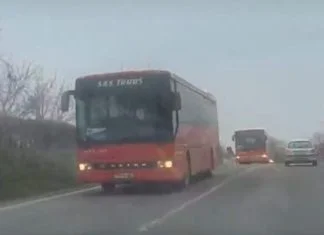 Autobus iz RS koji se vraćao sa mitinga SNS-a kamenovan u Sremskoj Mitrovici Autobus Iz RS Koji Se Vraćao Sa Mitinga SNS A Kamenovan U Sremskoj Mitrovici