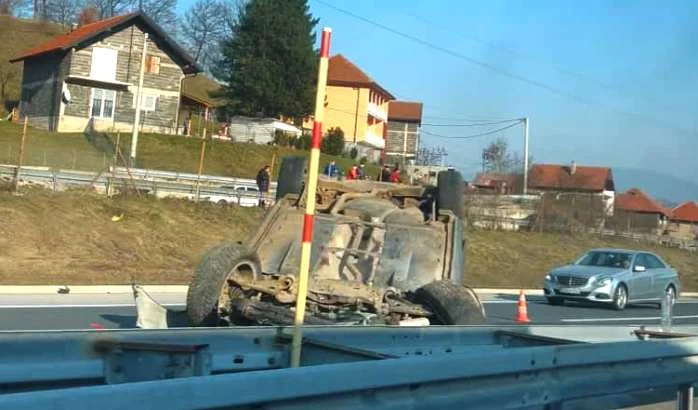Dvije saobraćajne nesreće na putevima u BiH: Vozila završila na krovu (VIDEO)
