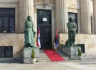 Zastava Srbije ispred Dodikovog kabineta i pored zabrane Ustavnog suda BiH (VIDEO+FOTO) Zastava Srbije Ispred Dodikovog Kabineta Dan Nakon Zabrane Ustavnog Suda Bih Zastava Srbije 2 67ae19b16bae6