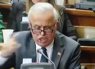 Tokom govora u Skupštini Srbije zastupniku Vučićevog SNS-a ispala proteza (VIDEO)