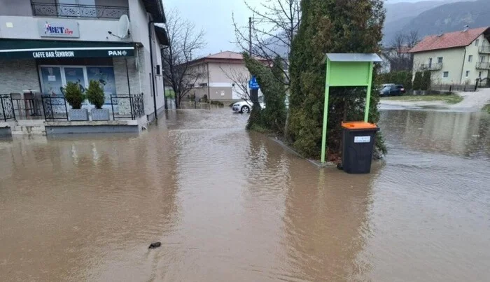 Saobraćaj obustavljen na nekoliko puteva u BiH zbog obilnih padavina, otkazana nastava u travničkoj školi (VIDEO)