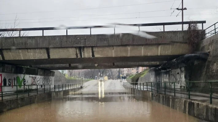 Usljed obilnih padavina poplavljen podvožnjak u zeničkom naselju Blatuša