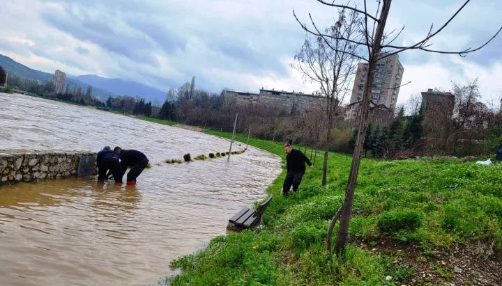 Zenički vatrogasci završili izgradnju nasipa na Ušću (FOTO)