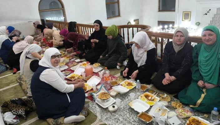 Crveni polumjesec i Mostovi prijateljstva organizovali iftar za 100 postača (FOTO)