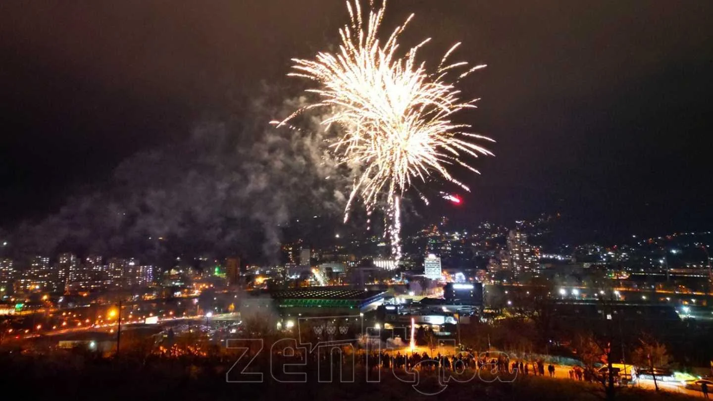U Zenici “Bajramski vatromet” označio završetak ramazana i dolazak Bajrama (VIDEO+FOTO)