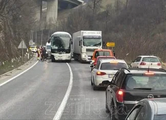 Saobraćajna nesreća kod Nemile, sudarili se automobil i autobus Saobraćajna Stara Nemila M 17
