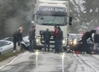 U saobraćajnoj nesreći kod Olova povrijeđene četiri osobe, jedna prevezena na KCUS Saobraćajna Nesreća Kod Olova