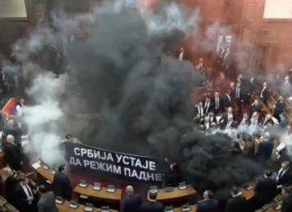 Skupština Srbije blokirana: Bačena dimna bomba, opšta tuča poslanika (VIDEO) Skupština Srbije