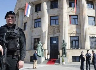 Žandarmerija na ulicama Banje Luke, dugim cijevima osiguravaju palatu RS Žandarmerija