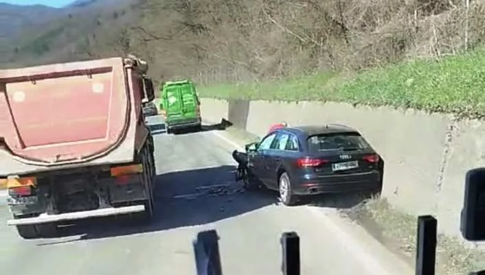 Saobraćajna nesreća kod Topčić Polja: Obustavljen saobraćaj na magistralnom putu M-17 (VIDEO)