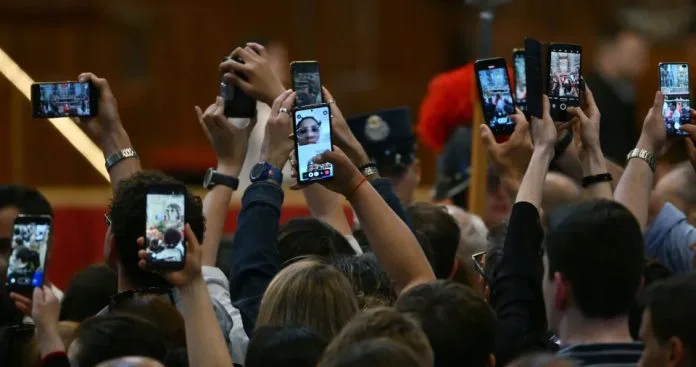 Preminuo Papa, Posjetioci Prave Selfie