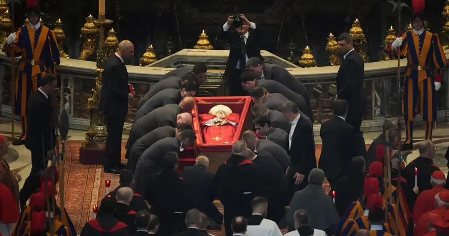 Preminuo Papa, Posjetioci Prave Selfie