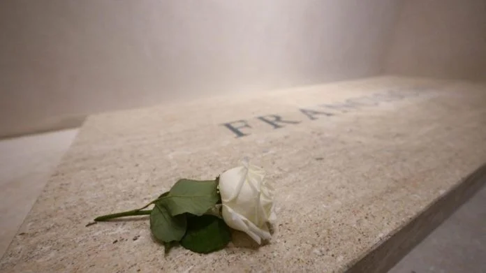 Bijela Ruza Papa Franjo