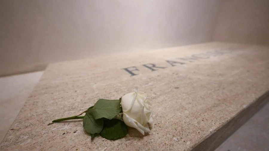 Bijela Ruza Papa Franjo