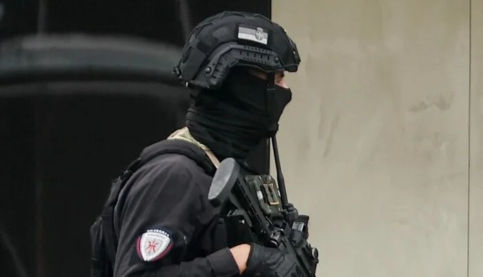 Policija koja čuva Dodika na kacigama ima zastavu Srbije