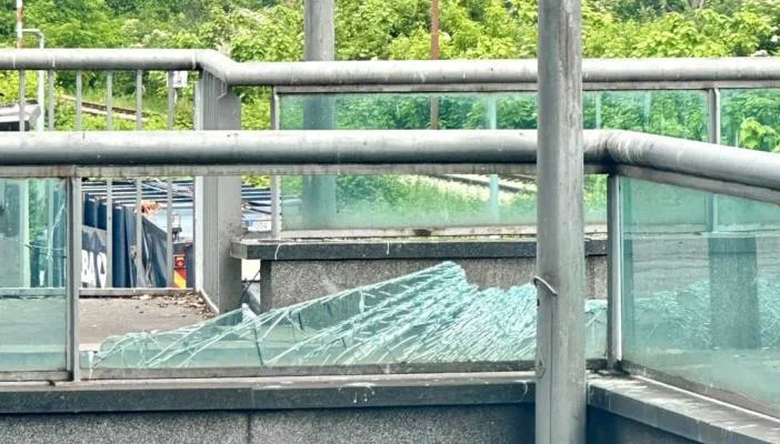 Ponovo vandalizam na sportskim objektima u Zenici, oštećena staklena ograda na ulazu u Arenu