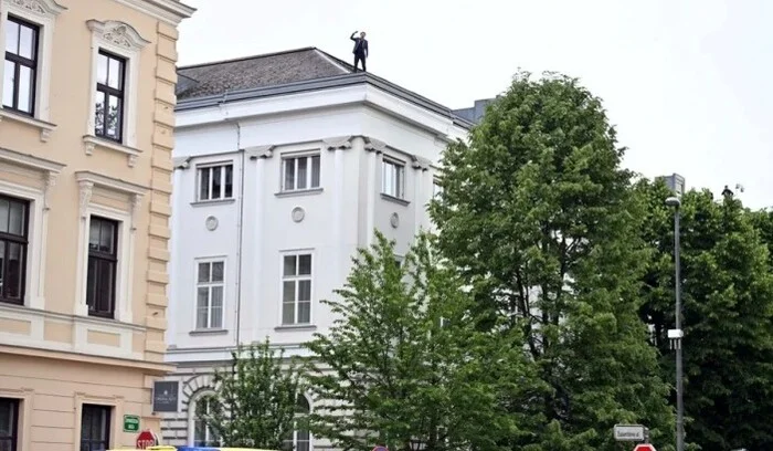 Slovenski političar se popeo na krov zgrade Skupštine i prijetio da će skočiti