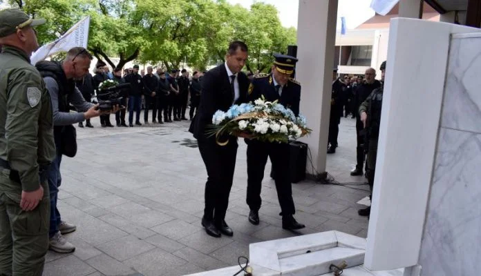 U povodu obilježavanja Dana policije ZDK na spomen obilježju u Zenici položeno cvijeće (FOTO)