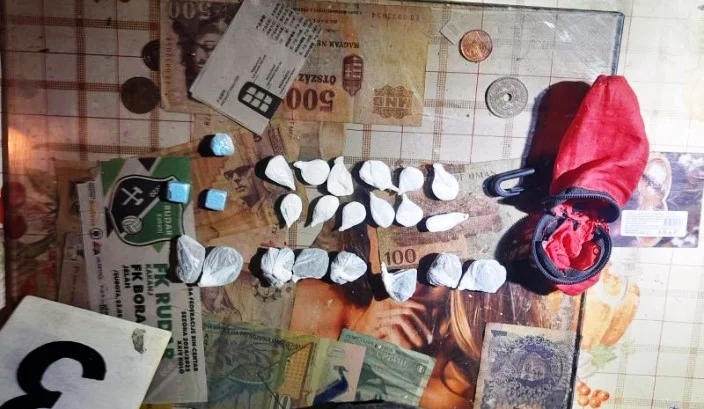 Izvršenim pretresom na području Kaknja pronađena i oduzeta opojna droga (FOTO)