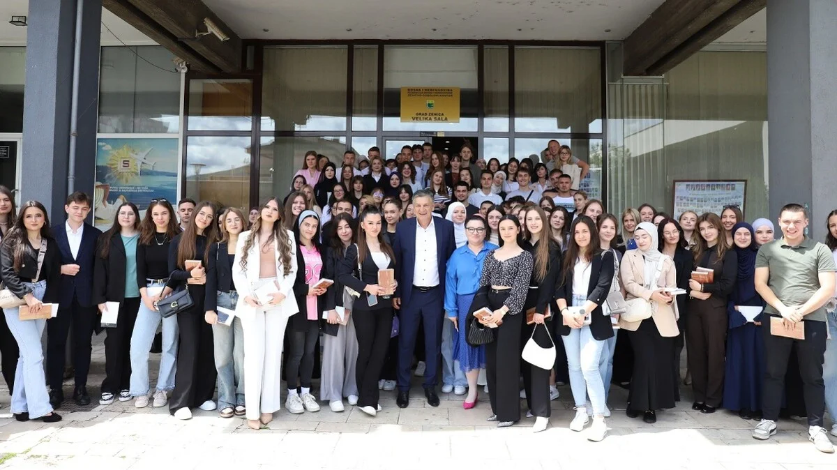 Gradonačelnik Kasumović poručio maturantima: “Vi ste budućnost i snaga našeg grada” (FOTO)