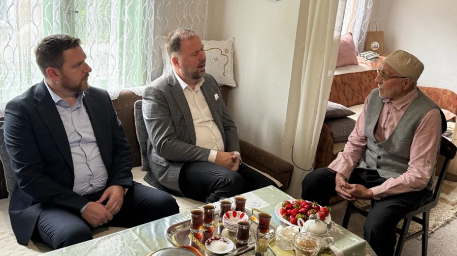 Muftija Dizdarević i glavni imam Kobilica posjetili hadži Šefika Imamovića iz Vranduka: Došli smo iskazati poštovanje onima koji su osijedili u islamu Muftija Dizdarević I Glavni Imam Kobilica Posjetili Hadži