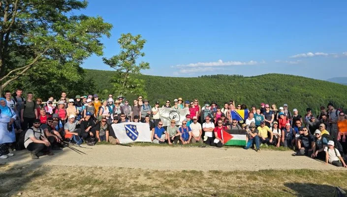 Više od 130 planinara prošetalo stazama Liscem i odalo počast bosanskom ljiljanu (FOTO)