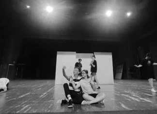 Predstava Tražeći Esmira