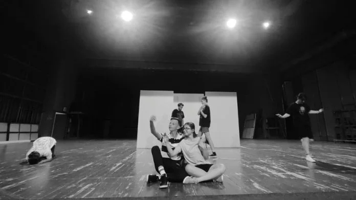 Predstava Tražeći Esmira