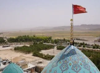 Iran podigao crvenu zastavu na džamiji Džamkaran – simbol osvete i najave rata Izraelu (VIDEO)