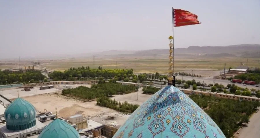 Iran podigao crvenu zastavu na džamiji Džamkaran – simbol osvete i najave rata Izraelu (VIDEO)