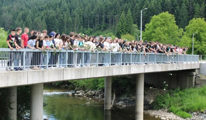 Učenici iz Olova oprostili se od tragično preminulog druga