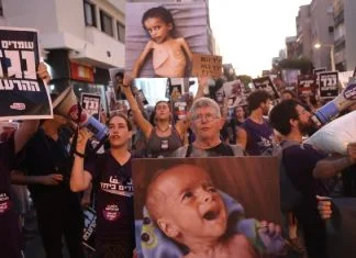 U centru Tel Aviva održan protest zbog gladi u Gazi: Nosili potresne fotografije Protesti U Izraelu