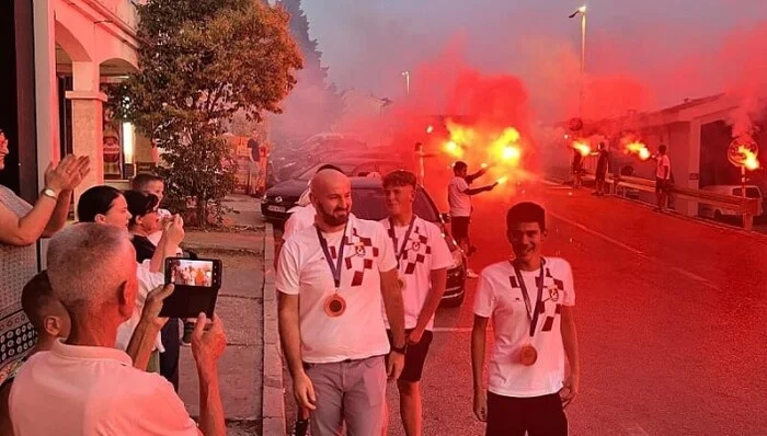 U Neumu održan pobjednički doček vaterpolista BiH nakon medalje: “Sport je ponovo ujedinio državu”