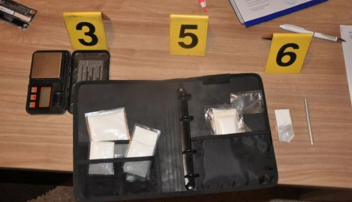 Uspješnom akcijom policije u Tešnju pronađeno više od 3 kg opojne droge i 2 eksplozivne naprave (FOTO)