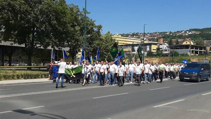 Više stotina rudara protestuje ispred zgrade Vlade FBiH, traže isplatu otpremnina i penzija