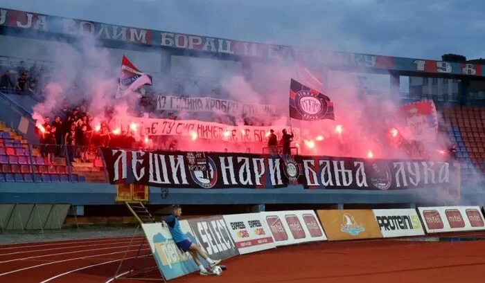 Veličanje ratnih zločinaca i političke poruke u Doboju: Skandiranja Lešinara i Vojvoda