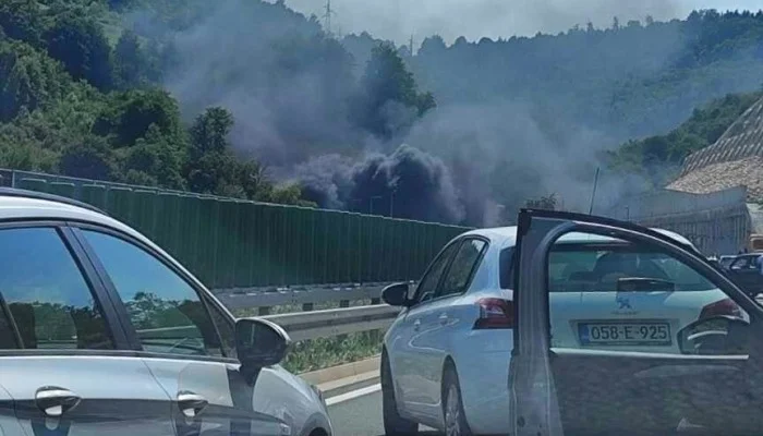 Požar u tunelu Ivan na autoputu kod Tarčina, zapalilo se putničko vozilo