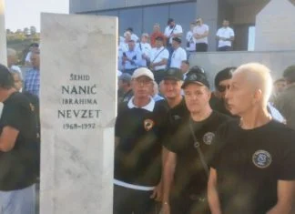 Udruženje “Bosanska čast” Zenica posjetilo Bužim i odalo počast generalu Izetu Naniću (FOTO)