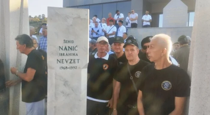 Udruženje “Bosanska čast” Zenica posjetilo Bužim i odalo počast generalu Izetu Naniću (FOTO)