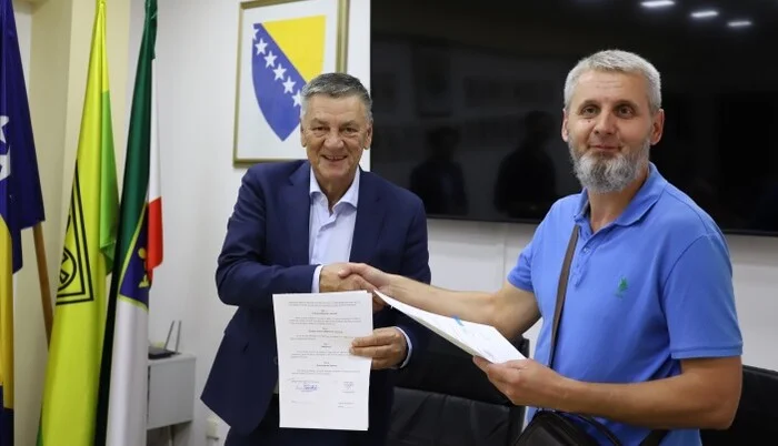 U Gradskoj upravi Zenica potpisani ugovori o dodjeli podsticajnih sredstava za poljoprivredu (FOTO)