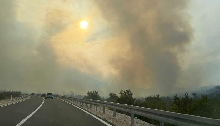 Ogroman požar u zaleđu Neuma, zatražena međunarodna pomoć